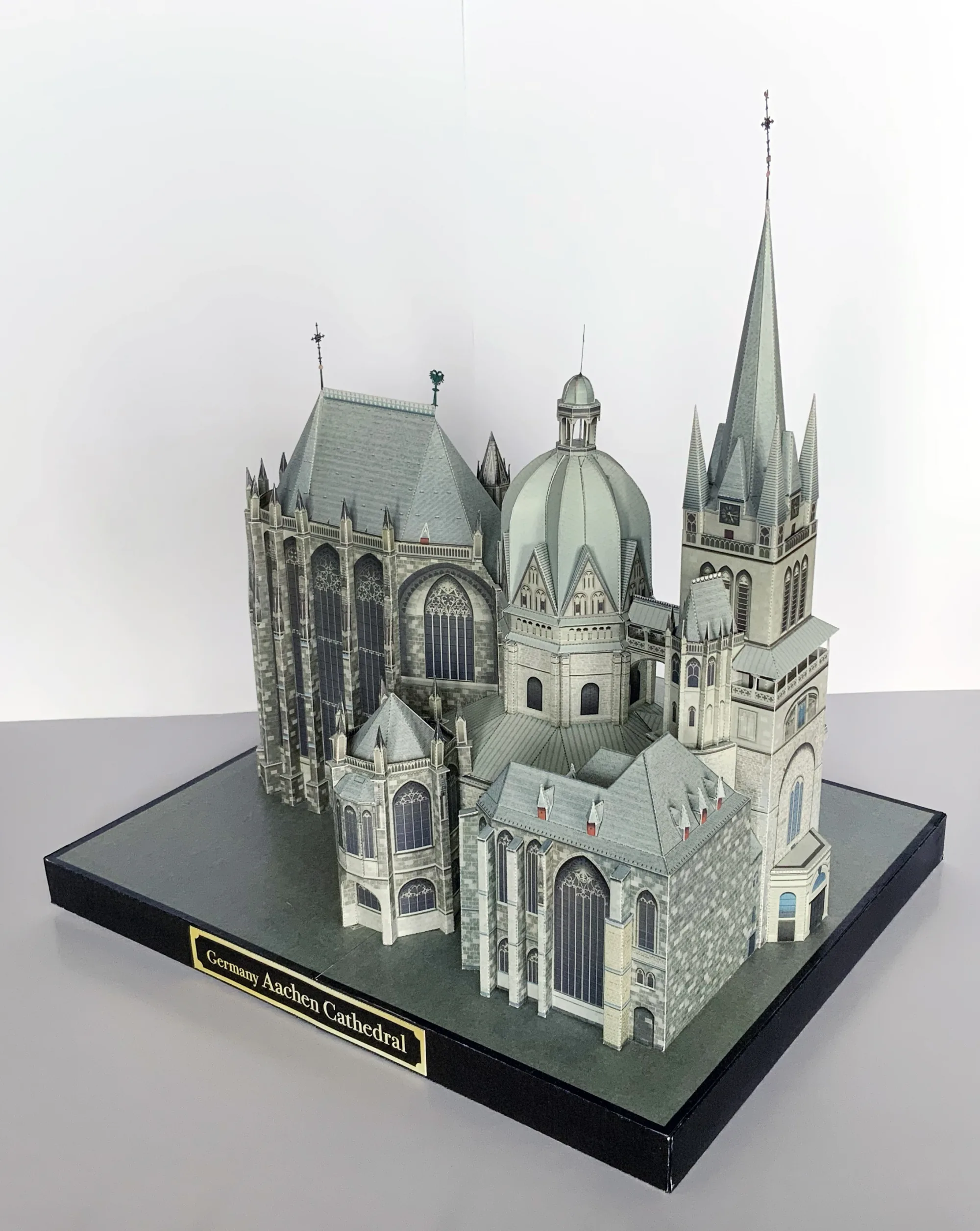 アーヘン大聖堂のペーパークラフト建築模型を斜めから見た全景。八角形のドームとゴシックの内陣を組み合わせた構成を再現