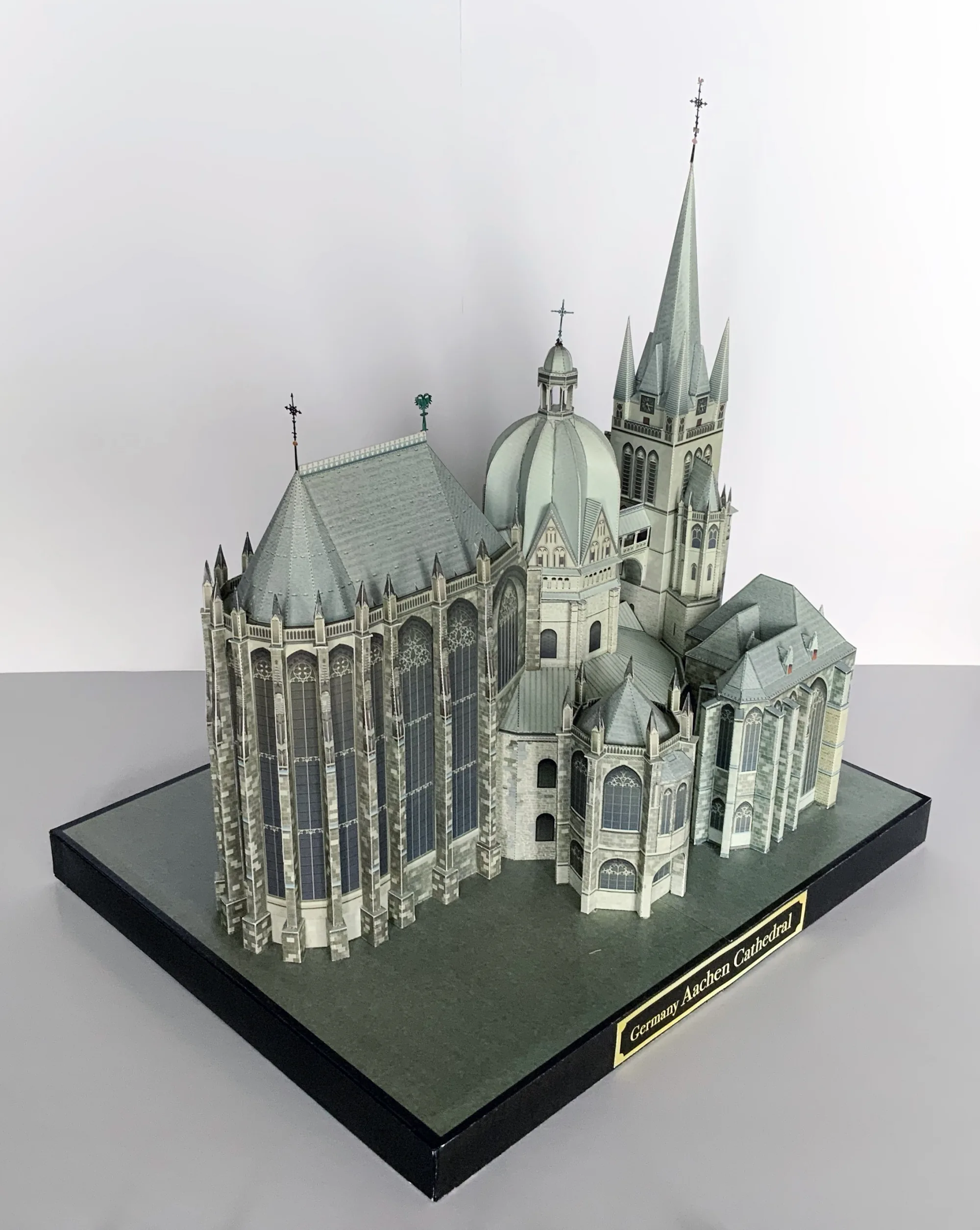 アーヘン大聖堂の建築模型を内陣側から撮影。高い窓が並ぶゴシックの内陣とドーム、塔の関係がわかる建築模型