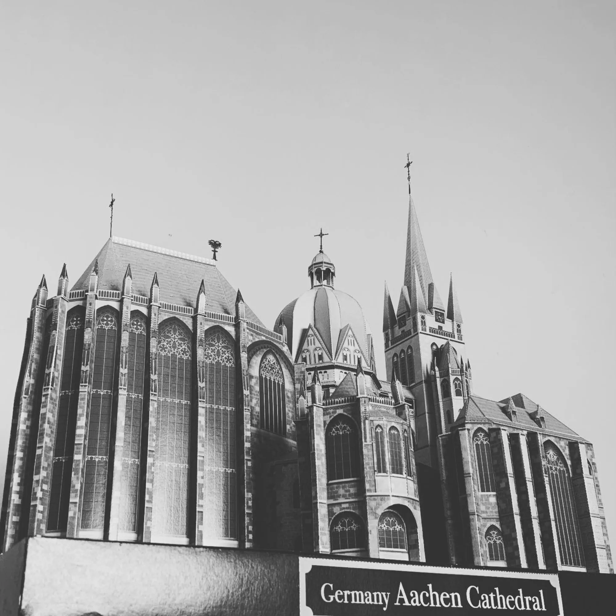 アーヘン大聖堂の建築模型をローアングルで撮影したモノクロ写真。実物のような迫力を捉えたペーパークラフト