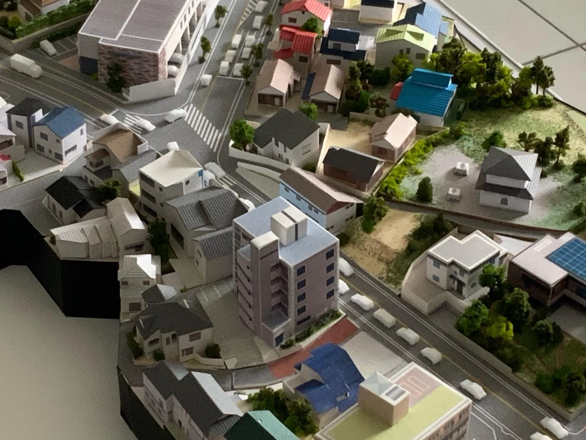 傾斜地の住宅地を再現した都市ジオラマ模型。マンションと戸建てが混在する街並みを俯瞰
