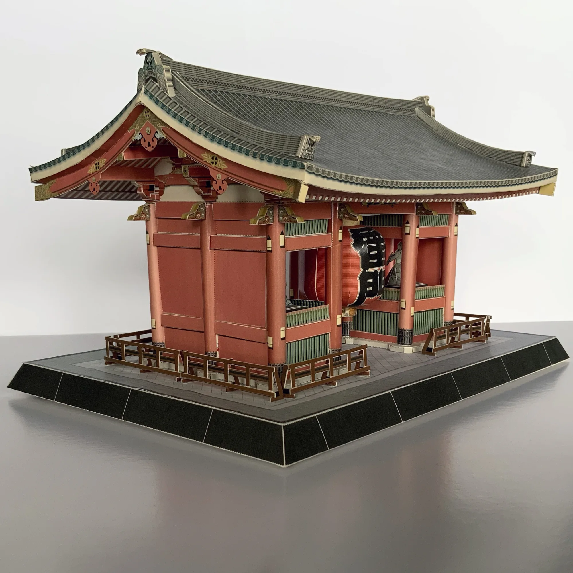 浅草寺 雷門のペーパークラフト建築模型を斜め後方から見た外観。朱塗りの柱と瓦屋根の反りを紙で再現した建築模型