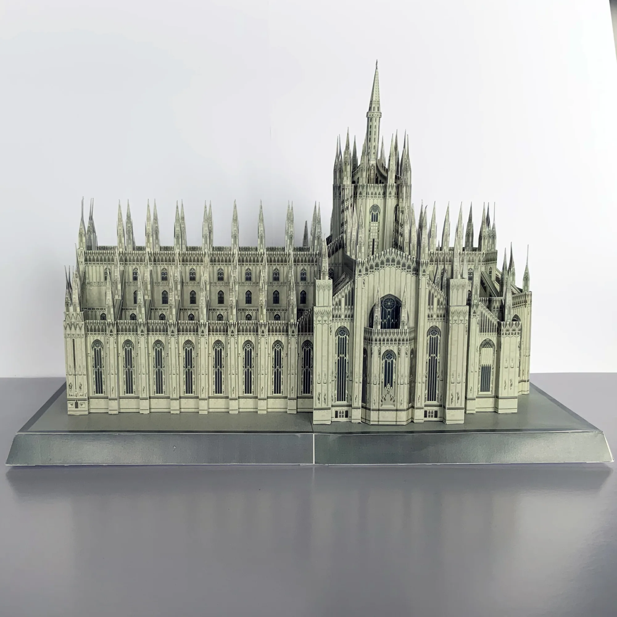 ミラノ大聖堂のペーパークラフト建築模型を正面から見た全景。ファサードの彫刻と屋根上に林立する尖塔を再現