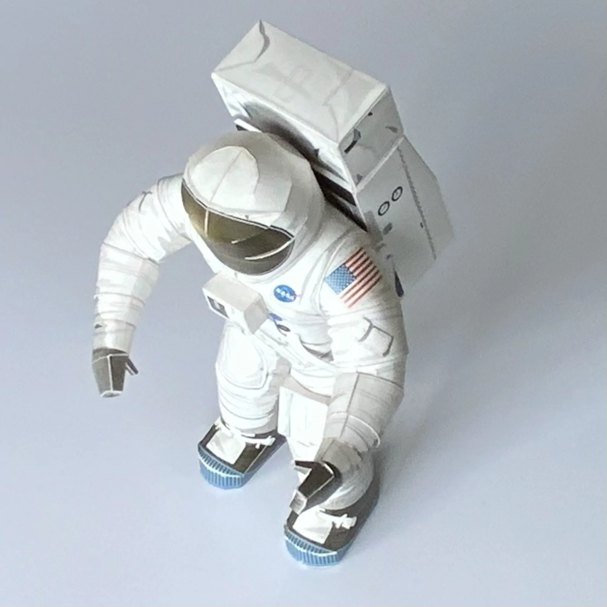 宇宙飛行士のペーパークラフト模型。船外活動服のヘルメットや生命維持装置まで再現した人物モデル
