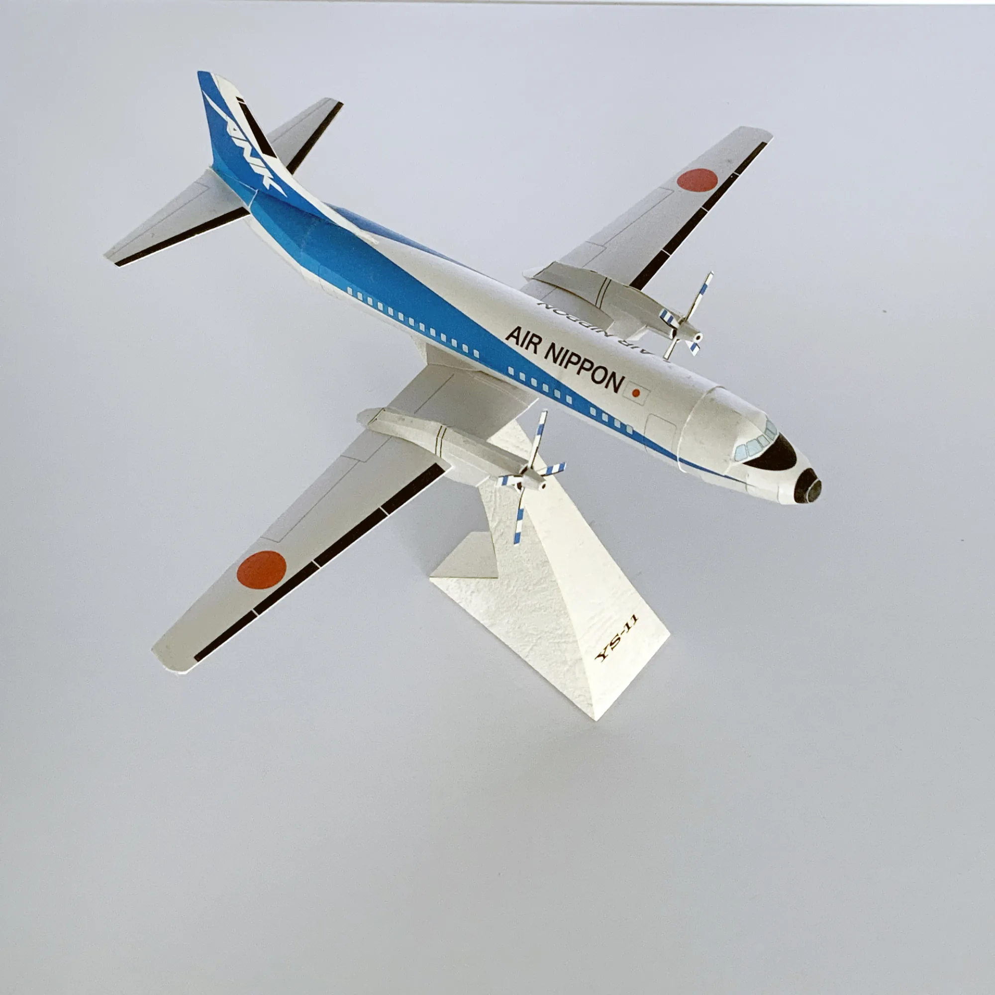 プロペラ旅客機のペーパークラフト模型。胴体のラインと日の丸、着陸装置まで再現した航空機モデル