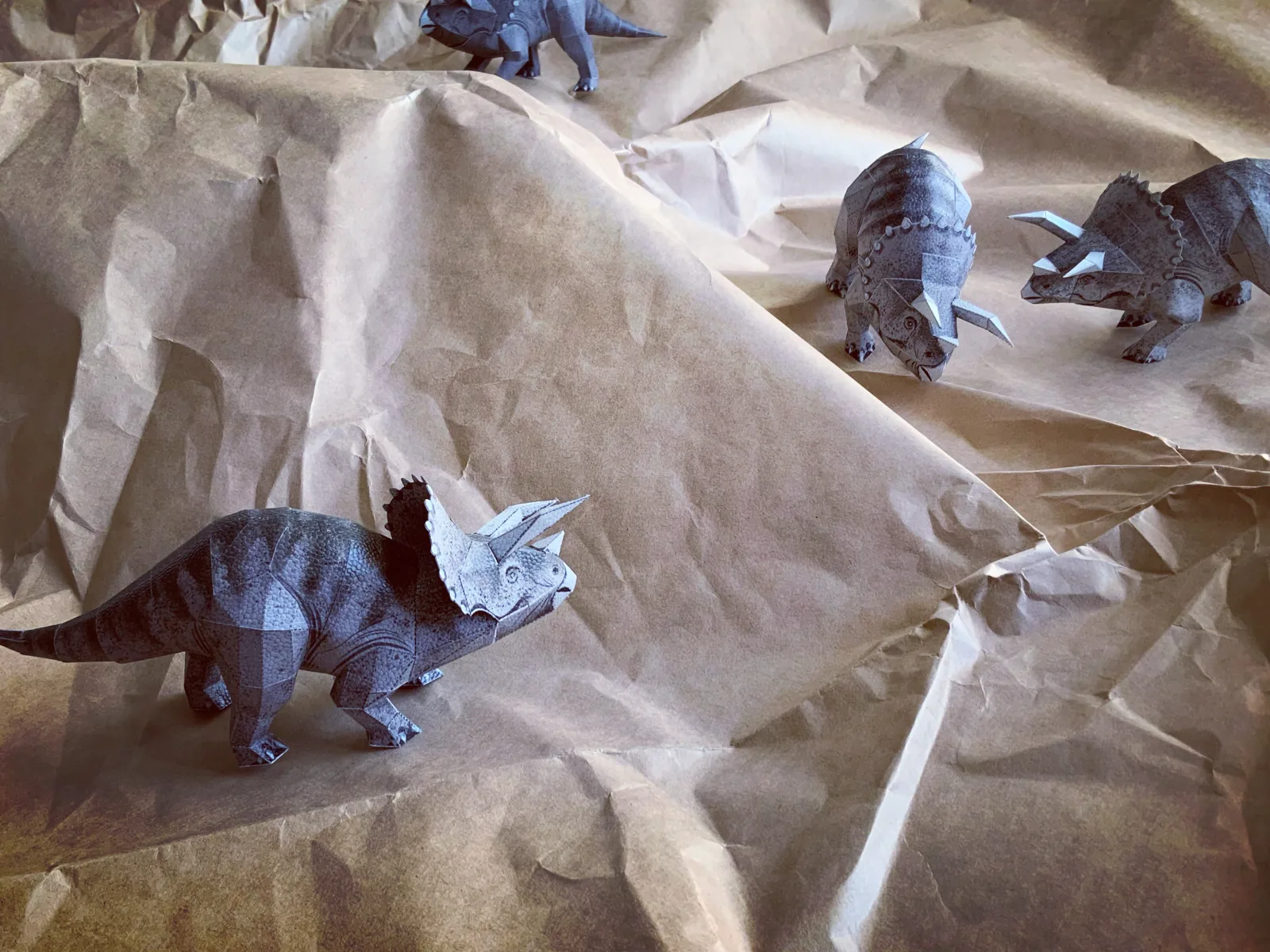 紙で作られた恐竜のペーパークラフト展示